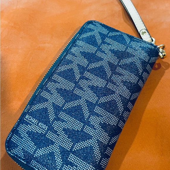Michael Kors Zip around strikingly Beautiful Blue Wallet - Picture 4 of 11
